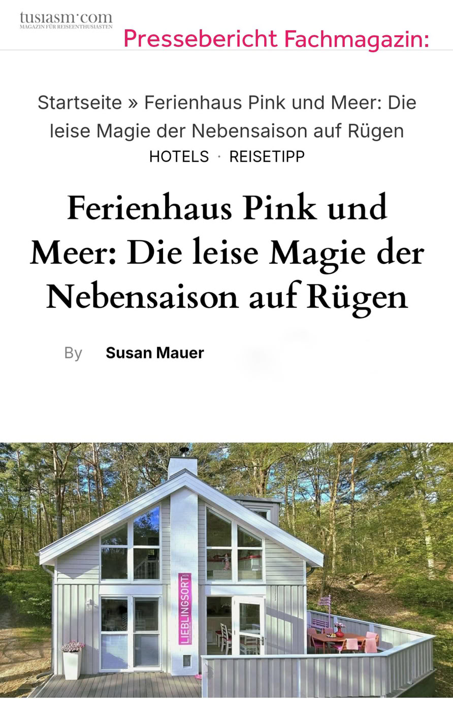 Ein modernes Ferienhaus mit großen Fenstern und einem pinken Eingang, umgeben von Bäumen.