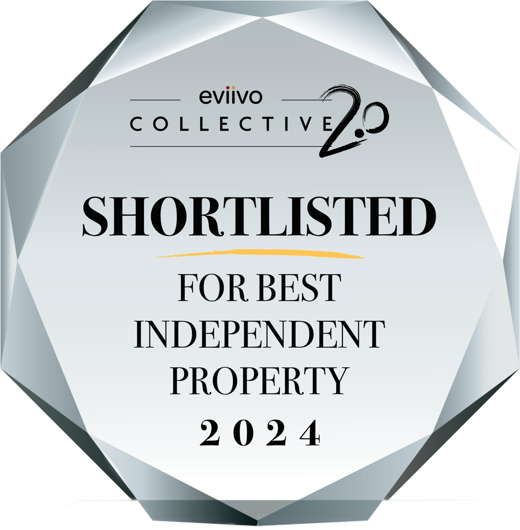 Achteckiges Abzeichen mit der Aufschrift "eviivo Collective 2.0 Shortlisted for Best Independent Property 2024".